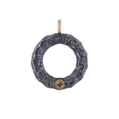 Titanvedhæng med 9 kt. rosaguld og peridot – Lava