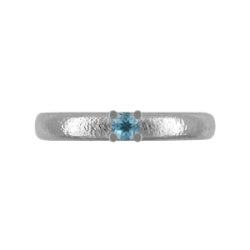 Ring med Swiss Blue topas – finhamret/poleret